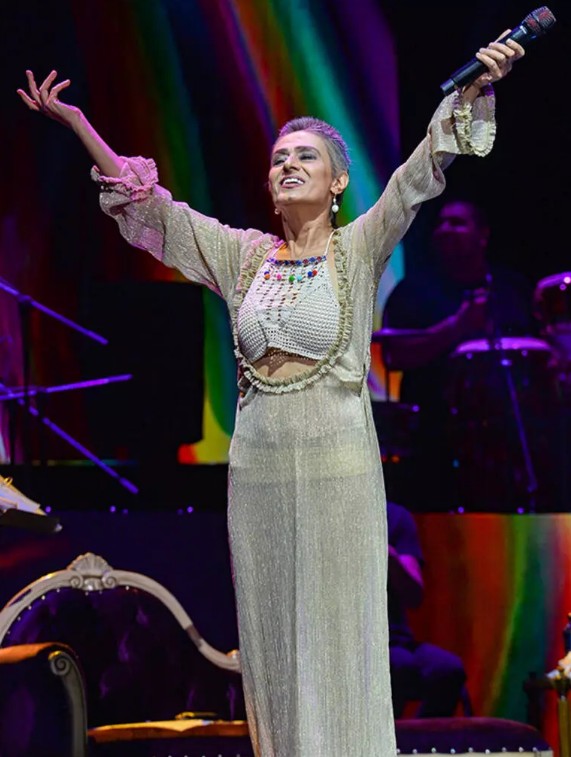 Yıldız Tilbe sahnede peruk çıkardı!